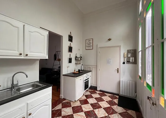 Bed & Bulles-jaccuzzi-parking טרואה