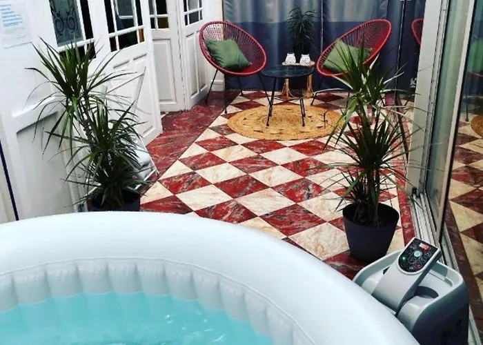 Bed & Bulles-jaccuzzi-parking טרואה